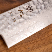 Detalj desne strane noža Hayabusa Sujihiki VG-10 Tsuchime Damascus 270 mm, koji prikazuje cijelu duljinu uske oštrice s složenim damask uzorkom i tsuchime teksturom.