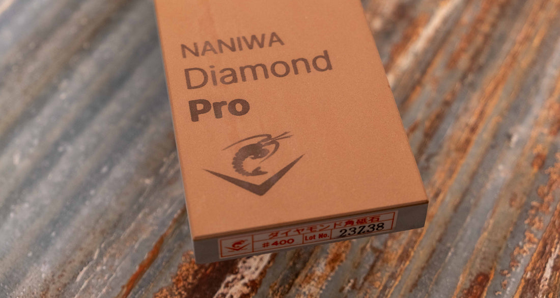 Naniwa Pro Diamond dijamantan brusač #400 vrhunski je dijamantni vodobrusni kamen, izvrstan za ravnanje kamena i popravak noževa. Preporučujemo svima koji prije brušenja ravnate svoje kamenje. Vrlo brzo odstranjuje materijal (kod ravnanja kamena i kod popravka noževa), odlična je za upotrebu kod svih tipova čelika.