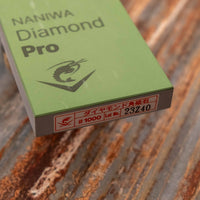 Naniwa Diamond Pro granulacije #1000 je dijamantna ploča s finijom granulacijom, pogodna za daljnje oštrenje. Preporučujemo je svima koji ste iskusniji brusitelji, ali želite uštedjeti vrijeme pri oštrenju, jer pokupi materijal s oštrice brže od standardnog kamenja. Prikladna za korištenje na svim vrstama čelika.