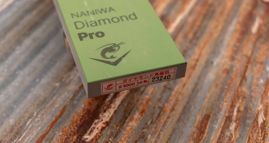 Naniwa Diamond Pro granulacije #1000 je dijamantna ploča s finijom granulacijom, pogodna za daljnje oštrenje. Preporučujemo je svima koji ste iskusniji brusitelji, ali želite uštedjeti vrijeme pri oštrenju, jer pokupi materijal s oštrice brže od standardnog kamenja. Prikladna za korištenje na svim vrstama čelika.