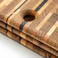 Ručno izrađena daska za rezanje sastoji se od različitih vrsta drva. Radna površina od približno 39 x 20 cm, taman je prave veličine da stane na svaki pult, kako kod kuće tako i u profesionalnoj kuhinji. "End grain" daske za rezanje vrlo su izdržljive i omogućuju vašem nožu dugotrajnu oštrinu. 