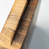 Ručno rađena kuhinjska daska za rezanje izrađena je od orahovog drva. Posebnost ove daske je što je sastavljena tako da su drvena vlakna okrenuta prema gore te time pruža bolje uvjete za rezanje jer takva podloga manje oštećuje reznu površinu noža. U kompletu s daskom nalazi se i ulje za njegu i zaštitu drvenih površina.