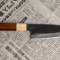 Santoku Funayuki je svestrani kuhinjski nož koji će zablistati u svim vrstama sjeckanja i rezanja. Oštrica je kovana od Suj-2 čelika, tvrdoće 64,7 HRC, jednostavna za brušenje i malo zahtjevnija za održavanje. Tradicionalna japanska (wa) drška izrađena je od temnog palisandera i ima prsten od drva cedrovine.