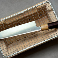 Jednostavan, a vrlo učinkovit Gyuto iz kovačnice Harukaze! Gyuto oblik je japanska varijanta europskih chef noževa – višenamjenski nož koji ima više izvedenica (240 mm – 270 mm). Duži oblici su bolji za rezanje mesa. Dužina 210 mm bit će odlična za jednostavno sjeckanje povrća i rezanje većih komada mesa. Ovaj, 2 mm tanak Gyuto, je među tanjim noževima u našoj ponudi.