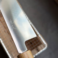 Jednostavan, a vrlo učinkovit Gyuto iz kovačnice Harukaze! Gyuto oblik je japanska varijanta europskih chef noževa – višenamjenski nož koji ima više izvedenica (240 mm – 270 mm). Duži oblici su bolji za rezanje mesa. Dužina 210 mm bit će odlična za jednostavno sjeckanje povrća i rezanje većih komada mesa. Ovaj, 2 mm tanak Gyuto, je među tanjim noževima u našoj ponudi.