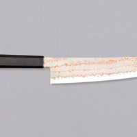 Hayabusa Gyuto Aogami #2 Rainbow Damascus 210 mm je zadivljujući kolekcionarski predmet, izrađen od Aogami #2 čelika, savršeno zadržava svoju oštrinu, a istovremeno ga je lako oštriti. Krasi ga jedinstveni damast uzorak s blagim mat odsjajem, koji je majstorski postignut pažljivim nanošenjem slojeva bakra i mesinga. 