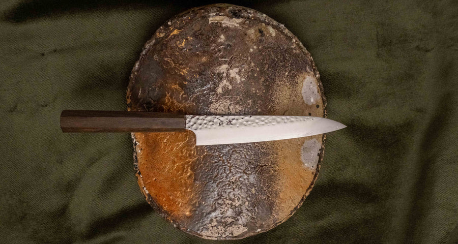 Hayabusa Petty VG-10 Tsuchime Bubinga 150 mm mali je obostrano naoštren višenamjenski nož porijeklom iz Japana. Budući da je manji od ostalih japanskih noževa, može se koristiti za također rezanje u ruci i obavljanje manjih zadataka kao što su guljenje i otkoštavanje, za koje su veći noževi previše nespretni.