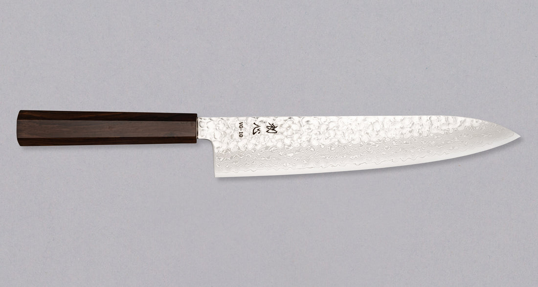 Hayabusa Gyuto VG-10 Tsuchime Damascus Ebony 240 mm svestrani je japanski kuhinjski nož prikladan za pripremu mesa, ribe i povrća. Izuzetno tanka i precizna oštrica, pogodna za profesionalnu i amatersku upotrebu.