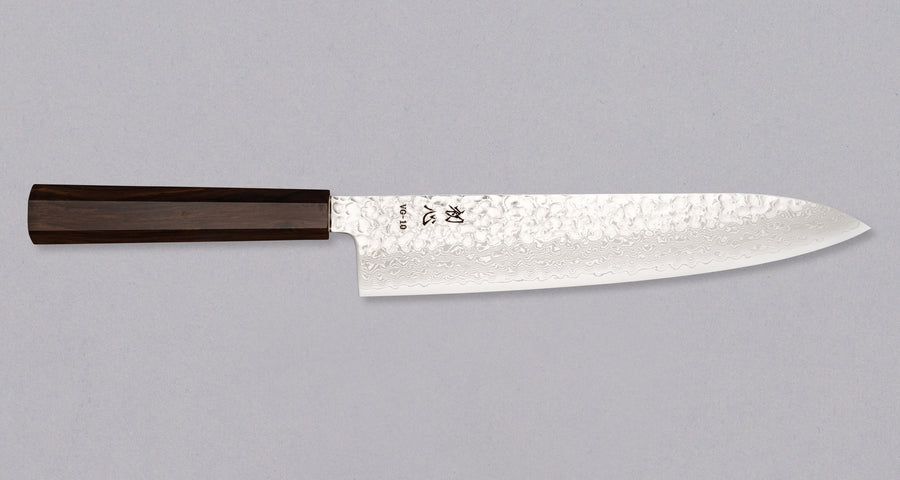 Hayabusa Gyuto VG-10 Tsuchime Damascus Ebony 240 mm svestrani je japanski kuhinjski nož prikladan za pripremu mesa, ribe i povrća. Izuzetno tanka i precizna oštrica, pogodna za profesionalnu i amatersku upotrebu.
