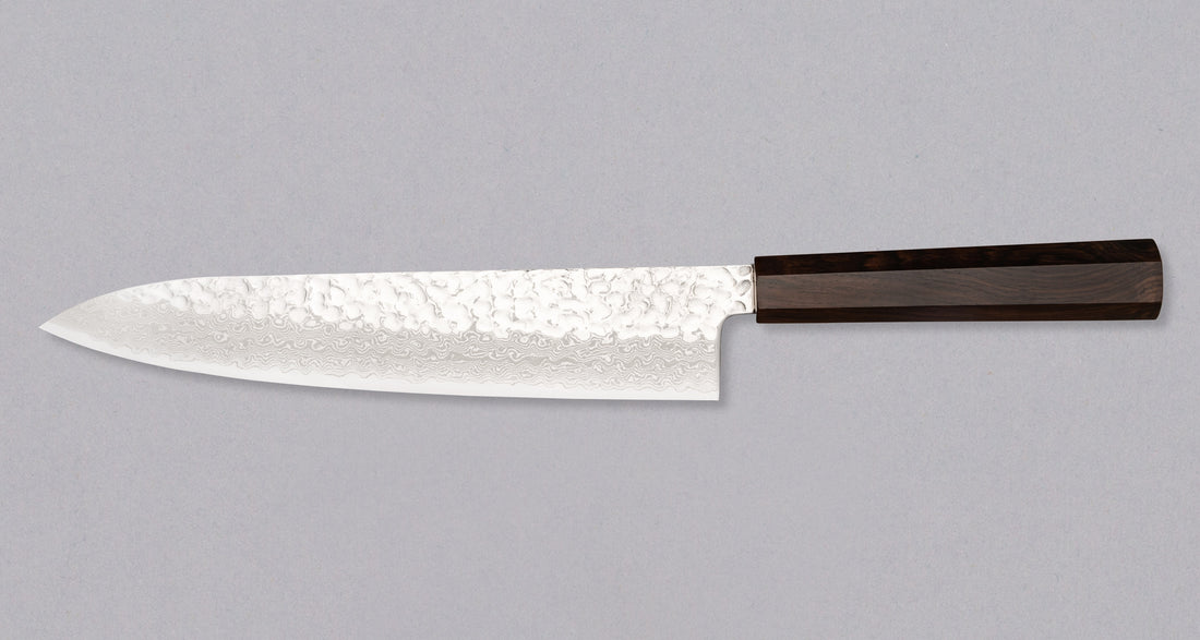 Hayabusa Gyuto VG-10 Tsuchime Damascus Ebony 240 mm svestrani je japanski kuhinjski nož prikladan za pripremu mesa, ribe i povrća. Izuzetno tanka i precizna oštrica, pogodna za profesionalnu i amatersku upotrebu.