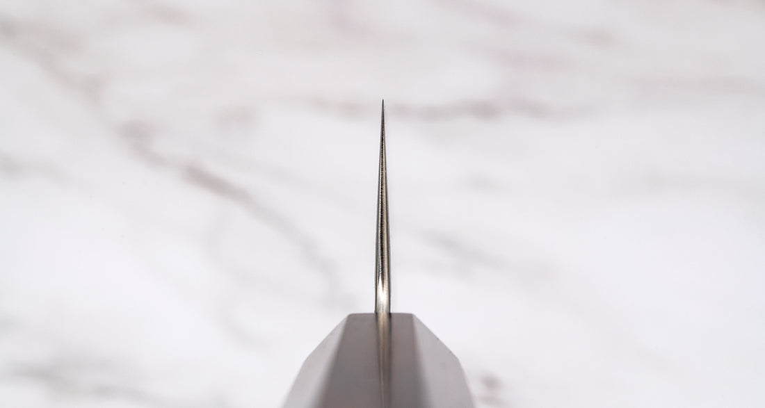 Hayabusa Gyuto VG-10 Tsuchime Damascus Ebony 240 mm svestrani je japanski kuhinjski nož prikladan za pripremu mesa, ribe i povrća. Izuzetno tanka i precizna oštrica, pogodna za profesionalnu i amatersku upotrebu.