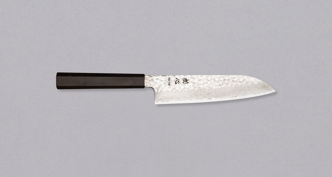 Hayabusa Santoku VG-10 Tsuchime Damascus Ebony 180 mm svestrani je japanski kuhinjski nož prikladan za pripremu mesa, ribe i povrća. Izuzetno tanka i precizna oštrica, pogodna za profesionalnu i amatersku upotrebu.
