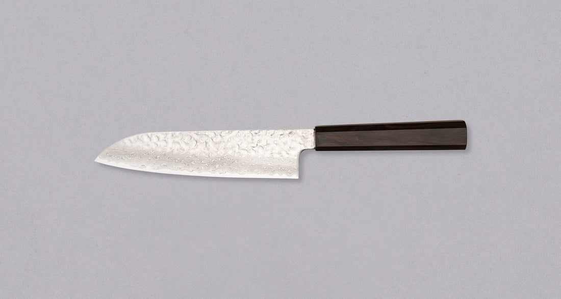 Hayabusa Santoku VG-10 Tsuchime Damascus Ebony 180 mm svestrani je japanski kuhinjski nož prikladan za pripremu mesa, ribe i povrća. Izuzetno tanka i precizna oštrica, pogodna za profesionalnu i amatersku upotrebu.