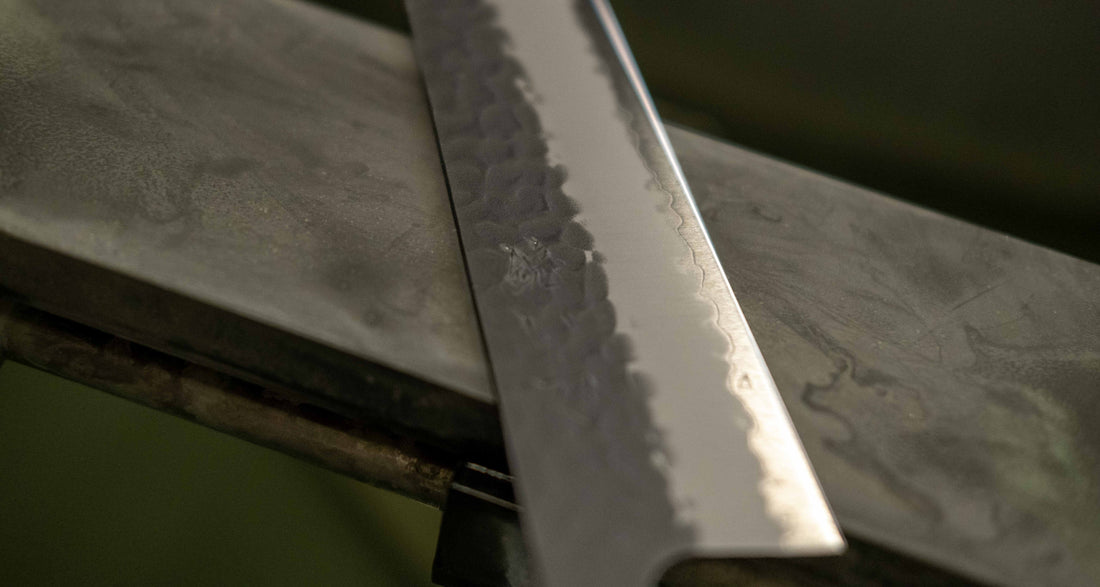 Hokiyama Bunka Aogami Super Kuro-uchi 170 mm svestrani je japanski kuhinjski nož namijenjen za pripremu mesa, ribe i povrća. Ima izrazit kiritsuke vršak ("K-vršak"), koji je dizajniran za precizan rad. Sredina ovog noža je od Hitachi Super Blue čelika (Aogami Super) koji seže u sam vrh kvalitetnijih japanskih čelika.