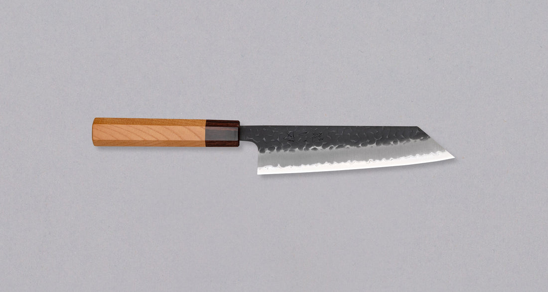 Hokiyama Bunka Aogami Super Kuro-uchi 170 mm svestrani je japanski kuhinjski nož namijenjen za pripremu mesa, ribe i povrća. Ima izrazit kiritsuke vršak ("K-vršak"), koji je dizajniran za precizan rad. Sredina ovog noža je od Hitachi Super Blue čelika (Aogami Super) koji seže u sam vrh kvalitetnijih japanskih čelika.