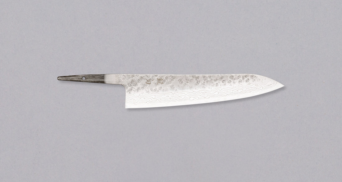 Hokiyama Gyuto 440C Damascus 210mm, svestrani je japanski kuhinjski nož (Chef's knife) koji će doći do izražaja kod najrazličitijih kuhinjskih zadataka. Jezgra noža izrađena je od nehrđajućeg čelika 440C, tvrdoće 59 HRC. Nož nema namještenu dršku, to vam omogućuje da po narudžbi izradite svoj vlastiti jedinstveni nož! 