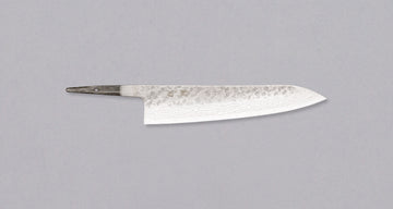 Hokiyama Gyuto 440C Damascus 210mm, svestrani je japanski kuhinjski nož (Chef's knife) koji će doći do izražaja kod najrazličitijih kuhinjskih zadataka. Jezgra noža izrađena je od nehrđajućeg čelika 440C, tvrdoće 59 HRC. Nož nema namještenu dršku, to vam omogućuje da po narudžbi izradite svoj vlastiti jedinstveni nož! 