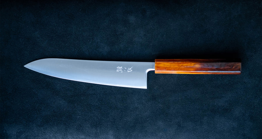 Choil noža. Nož Hokiyama Gyuto SRS13 Migaki 210 mm izvrstan je odabir za sve profesionalne kuhare i kuhare u duši koji vole noževe koji dugo zadržavaju svoju oštrinu, izuzetno su oštri, a pritom su laki za održavanje. Tradicionalni japanski minimalistički izgled oštrice savršeno nadopunjuje elegantna Urushi Flame hrastova drška.