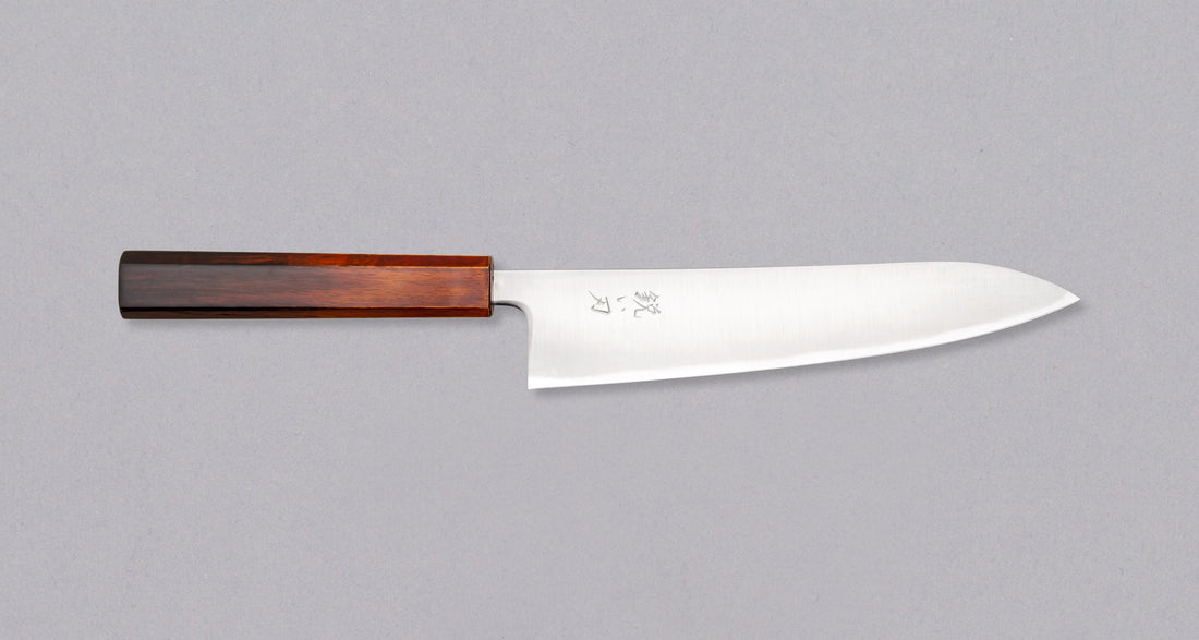 Nož Hokiyama Gyuto SRS13 Migaki 210 mm izvrstan je odabir za sve profesionalne kuhare i kuhare u duši koji vole noževe koji dugo zadržavaju svoju oštrinu, izuzetno su oštri, a pritom su laki za održavanje. Tradicionalni japanski minimalistički izgled oštrice savršeno nadopunjuje elegantna Urushi Flame hrastova drška.