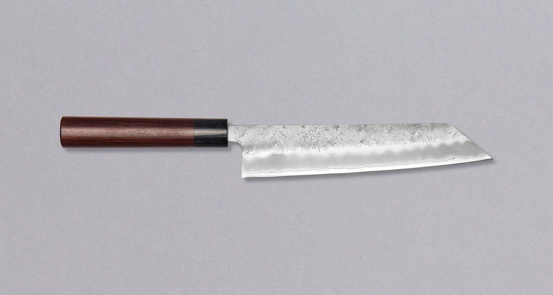 Kiritsuke je višenamjenski japanski kuhinjski nož - dužina 210 mm optimalna je za sjeckanje povrća i rezanje većih komada mesa. Srce noža je Silver Steel III čelik, tvrdoće cca 63 HRC koji zovu još i Ginsan Steel ili Ginsanko. Glavna osobina ovog čelika je da se odlično suprotstavlja hrđanju.