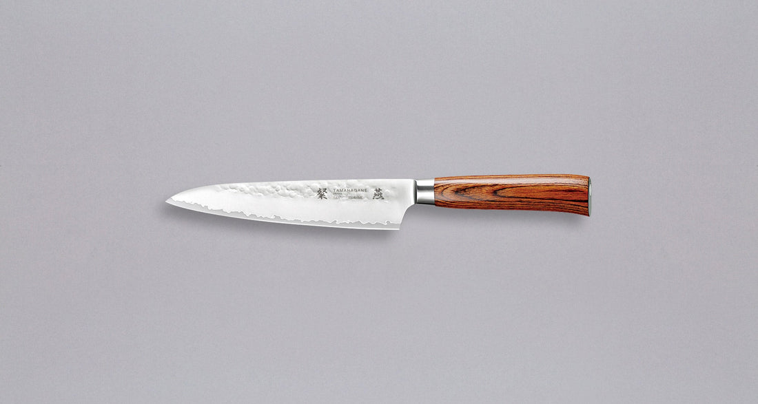 Tamahagane San Petty 150 mm je mali kuhinjski nož koji upotrebljavamo za ljuštenje povrća, rezanje voća i sjeckanje začina na kuhinjskoj dasci. Noževe Tamahagane izrađuju u Nigati u Japanu, u regiji poznatoj po proizvodima od čelika. Napravljeni su na tradicionalan način uz upotrebu moderne tehnologije. 
