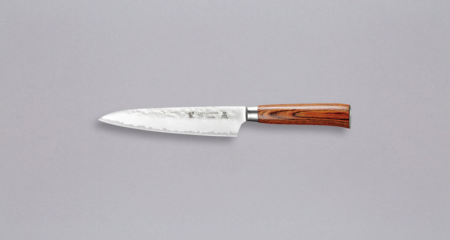 Tamahagane San Petty 150 mm je mali kuhinjski nož koji upotrebljavamo za ljuštenje povrća, rezanje voća i sjeckanje začina na kuhinjskoj dasci. Noževe Tamahagane izrađuju u Nigati u Japanu, u regiji poznatoj po proizvodima od čelika. Napravljeni su na tradicionalan način uz upotrebu moderne tehnologije. 