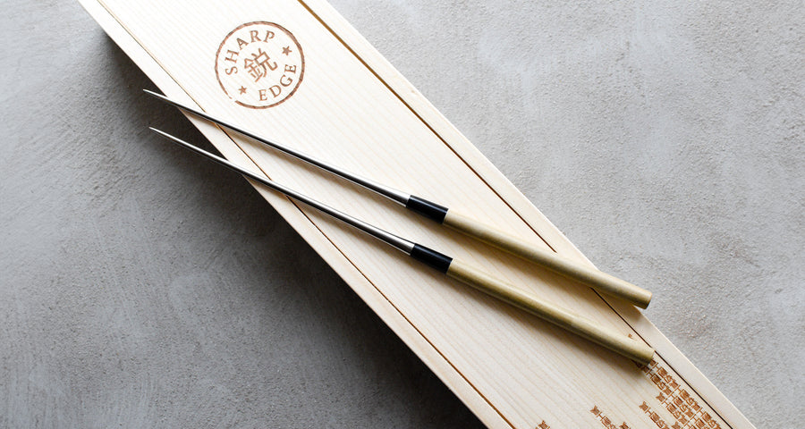 Kaneka Chopsticks su dugi 305 mm, izrađeni od nehrđajućeg čelika s drškom od drva magnolije i roga vodenog bivola. 