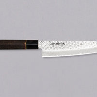 Kawamura Santoku Damascus svestrani je japanski kuhinjski nož. Jezgra je izrađena od čelika AUS-10 i obavijena u slojeve damaščanskog čelika. Gornji dio oštrice krase otisci čekića. Tradicionalna japanska drška izrađena je od paljenog drva kestena s prstenom od bivoljeg roga.