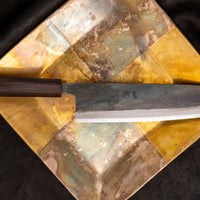 Kokugei Gyuto Aogami #1 Kuro-uchi Ebony 240 mm svestrani je japanski kuhinjski nož namijenjen pripremi mesa, ribe i povrća. Nož ima distalno suženu pozadinu i rustikalnu crnu kuro-uchi površinsku obradu koja odražava tradicionalnu estetiku ručno kovanih japanskih noževa.