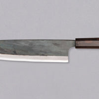 Kokugei Gyuto Aogami #1 Kuro-uchi Ebony 240 mm svestrani je japanski kuhinjski nož namijenjen pripremi mesa, ribe i povrća. Nož ima distalno suženu pozadinu i rustikalnu crnu kuro-uchi površinsku obradu koja odražava tradicionalnu estetiku ručno kovanih japanskih noževa.