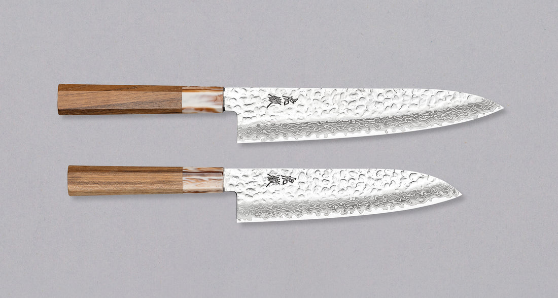 Noževi u setu Kotetsu VG-10 Damascus - gyuto i santoku - veliki su svestrani kuhinjski noževi s vidljivim otiscima čekića, uzorkom damaska ​​i klasičnom japanskom drškom od tikovine (u stilu wa). Izbor VG-10 nehrđajućeg čelika osigurava otpornost na hrđu, izdržljivost i otpornost na habanje.