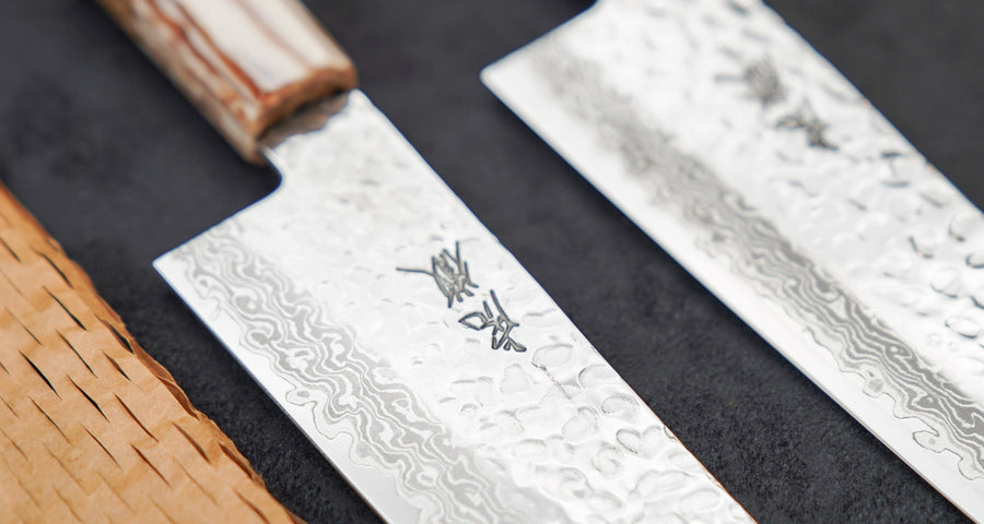 Kotetsu Gyuto VG-10 Damascus 210 mm veliki svestrani je nož s vidljivim otiscima čekića i klasičnom japanskom (wa-style) drškom od tikovine. Oduševit će svakega koji cijene i estetski oblikovane kuhinjske posuđe.