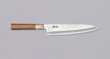 Kotetsu Gyuto VG-10 Damascus 210 mm veliki svestrani je nož s vidljivim otiscima čekića i klasičnom japanskom (wa-style) drškom od tikovine. Oduševit će svakega koji cijene i estetski oblikovane kuhinjske posuđe.