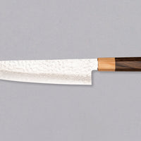 Kotetsu Gyuto VG-10 Damascus 210 mm veliki svestrani je nož s vidljivim otiscima čekića i klasičnom japanskom (wa-style) drškom od pakka drva. Oduševit će svakega koji cijene i estetski oblikovane kuhinjske posuđe.