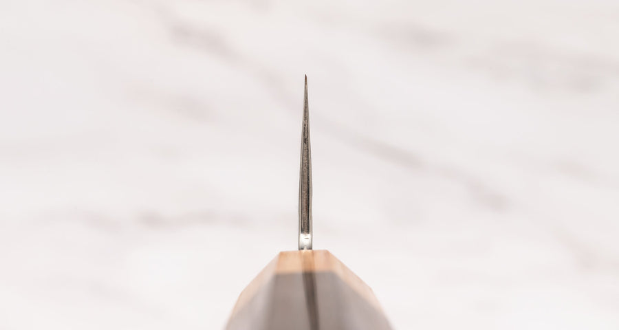 Kotetsu Gyuto VG-10 Damascus 210 mm veliki svestrani je nož s vidljivim otiscima čekića i klasičnom japanskom (wa-style) drškom od pakka drva. Oduševit će svakega koji cijene i estetski oblikovane kuhinjske posuđe.