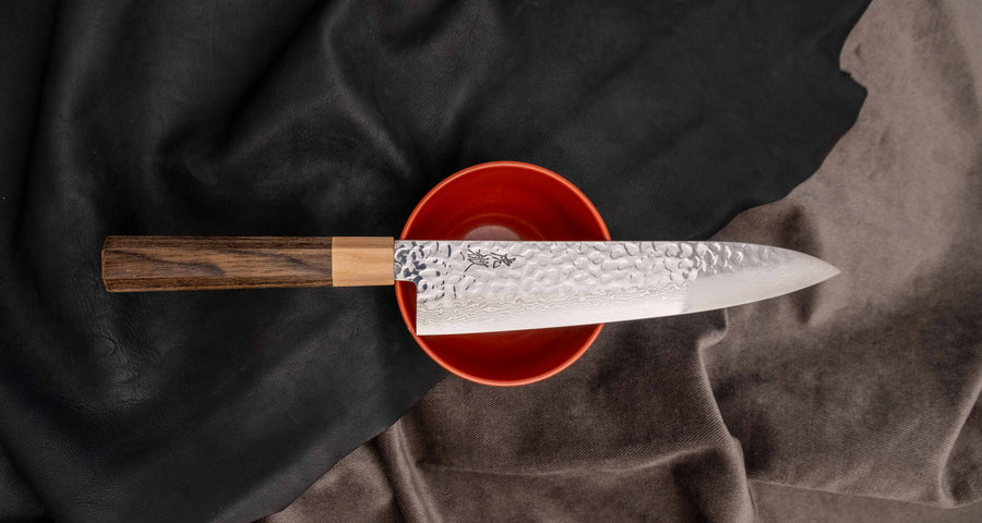 Kotetsu Gyuto VG-10 Damascus 210 mm veliki svestrani je nož s vidljivim otiscima čekića i klasičnom japanskom (wa-style) drškom od pakka drva. Oduševit će svakega koji cijene i estetski oblikovane kuhinjske posuđe.