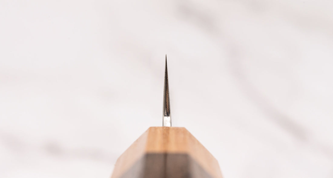 Kotetsu Sujihiki VG-10 Damascus 240 mm je nož za rezanje ribe i mesa s vidljivim otiscima čekića i klasičnom japanskom (wa-style) drškom od pakka drva. Oduševit će svakega koji cijene i estetski oblikovana kuhinjska pomagala. Duga i uska oštrica oblikovana je za rezanje ribe i mesa bez kostiju ili za filetiranje i odstranjivanje kože, jer već jednim potezom precizno odrežemo što želimo. Odabir čelika omogućuje jednostavno brušenje.