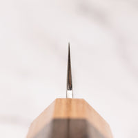 Kotetsu Sujihiki VG-10 Damascus 240 mm je nož za rezanje ribe i mesa s vidljivim otiscima čekića i klasičnom japanskom (wa-style) drškom od pakka drva. Oduševit će svakega koji cijene i estetski oblikovana kuhinjska pomagala. Duga i uska oštrica oblikovana je za rezanje ribe i mesa bez kostiju ili za filetiranje i odstranjivanje kože, jer već jednim potezom precizno odrežemo što želimo. Odabir čelika omogućuje jednostavno brušenje.