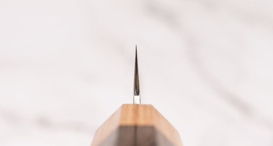 Kotetsu Sujihiki VG-10 Damascus 240 mm je nož za rezanje ribe i mesa s vidljivim otiscima čekića i klasičnom japanskom (wa-style) drškom od pakka drva. Oduševit će svakega koji cijene i estetski oblikovana kuhinjska pomagala. Duga i uska oštrica oblikovana je za rezanje ribe i mesa bez kostiju ili za filetiranje i odstranjivanje kože, jer već jednim potezom precizno odrežemo što želimo. Odabir čelika omogućuje jednostavno brušenje.