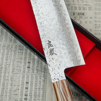 Kotetsu VG-10 Damascus Nakiri 160 mm je nož za povrće s vidljivim otiscima čekića i klasičnom japanskom (wa-style) drškom od tikovine. Nož je iznimno tanak (1,9 mm) tako da će s lakoćom kliziti kroz sastojke, a odabir VG-10 nehrđajućeg čelika osigurava otpornost na hrđu, izdržljivost i otpornost na habanje.