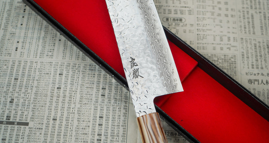 Kotetsu VG-10 Damascus Nakiri 160 mm je nož za povrće s vidljivim otiscima čekića i klasičnom japanskom (wa-style) drškom od tikovine. Nož je iznimno tanak (1,9 mm) tako da će s lakoćom kliziti kroz sastojke, a odabir VG-10 nehrđajućeg čelika osigurava otpornost na hrđu, izdržljivost i otpornost na habanje.