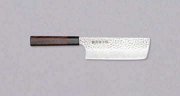 Kouhei-Shinmatsu ZDP-189 Nakiri Silver 200 mm plod je desetogodišnjih iskustava, stečenih prodajom noževa s naše strane i vještine kovanja noževa koja prelazi iz generacije u generaciju majstora iz kovačnice Suncraft. ZDP-189 čelični noževi iznimno su rijetki i proizvodi ih Suncraft posebno za OštarRub. 
