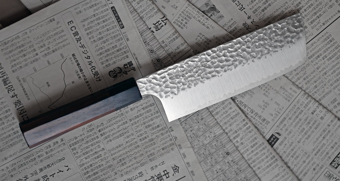 Kouhei-Shinmatsu ZDP-189 Nakiri Silver 200 mm plod je desetogodišnjih iskustava, stečenih prodajom noževa s naše strane i vještine kovanja noževa koja prelazi iz generacije u generaciju majstora iz kovačnice Suncraft. ZDP-189 čelični noževi iznimno su rijetki i proizvodi ih Suncraft posebno za OštarRub.