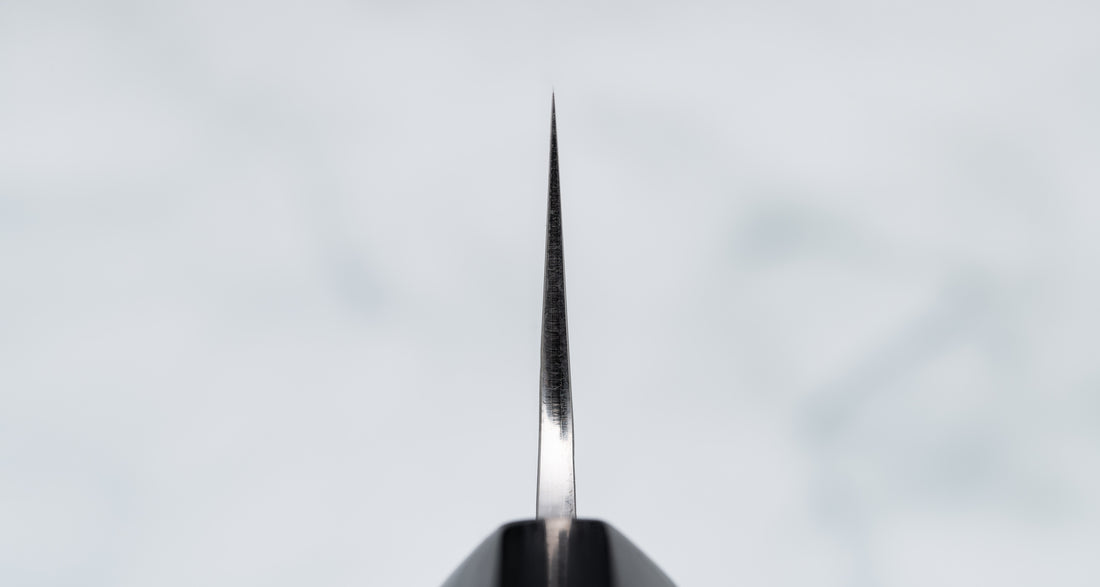 Choil noževa. Kurosaki santoku iz linije Fujin još je jedan jedinstveni nož iz ruku talentiranog mladog kovača Yu Kurosakija. Jedinstvene linije na oštrici podsjećaju na vjetar, zbog čega je i ova linija dobila ime po Fujinu, japanskom bogu vjetra. Nož ima tradicionalnu japansku dršku od palisandera. Optimalan za svakodnevnu upotrebu.