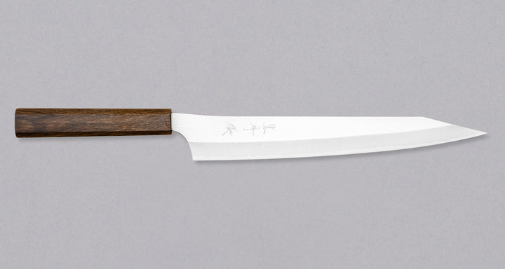 Kurosaki Sujihiki Gekko još je jedan jedinstveni nož nastao u rukama nadarenog mladog kovačkog majstora Yu Kurosakija. Oštrica je obrađena do visokog sjaja. Oštrica je izrađena od novog VG-XEOS čelika s finom mikrostrukturom, stvorenom pomoću posebne metode taljenja. Čelik ima izvrsnu otpornost na habanje i koroziju.