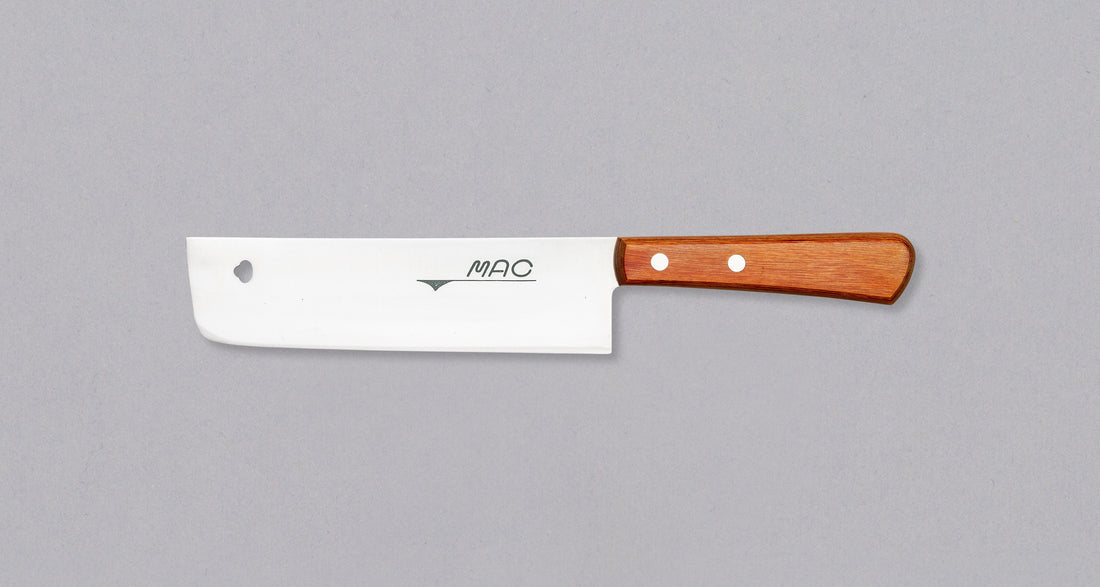 MAC Nakiri tradicionalni je japanski nož posebno dizajniran za rezanje povrća. Oštrica je izrađena od MAC molibdenskog čelika te je zbog izuzetne otpornosti na koroziju jednostavna za upotrebu. Nož ima ergonomski oblikovanu dršku izrađenu od laminiranog palisandera, koju karakterizira izvrsna tvrdoća i izdržljivost.