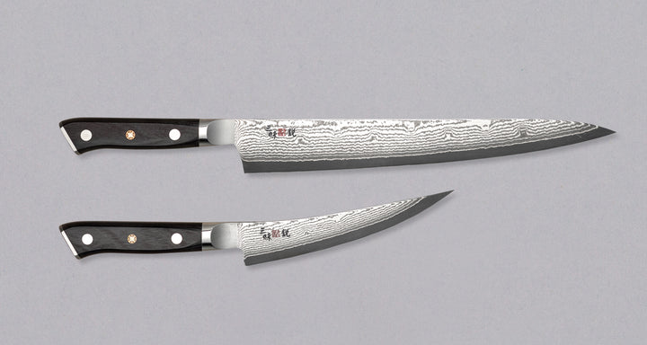 Vrhunski set noževa, koji je ekskluzivno za OsterRob sastavila kovačnica Mcusta Zanmai. Karakteristike svakog noža smo pažljivo odabrali, s ciljem da ljubiteljima mesa ponudimo izvrstan set noževa za meso po pristupačnoj cijeni. Set uključuje slicer i boning nož - za pripremu ribe i mesa. Dostupni su u kompletu ili odvojeno.