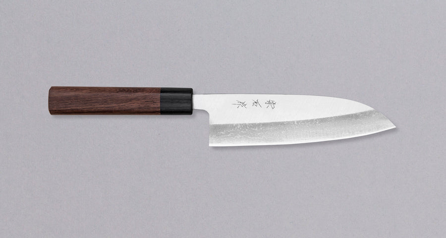 Muneishi Santoku Damascus 165 mm svestrani je japanski kuhinjski nož, namijenjen pripremi mesa, ribe i povrća. Damaščanski uzorak izrazit je na donjem dijelu oštrice, gdje se odjednom završi te prelazi u migaki, poliran do visokog sjaja. Japanska (Wa) drška od palisandera, udobna je za ljevake i za dešnjake.