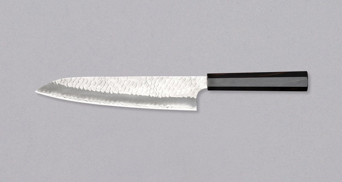 Nigara Gyuto SG2 Migaki Tsuchime višenamjenski je japanski kuhinjski nož pogodan za pripremu mesa, ribe i povrća. Oštrica omogućuje rezanje većih komada mesa, a tanak vršak olakšava rad i s manjim komadima. Jezgra od SG2 praškastog čelika i hamaguri presjek profila osiguravaju dugotrajnu oštrinu i minimalno održavanje.