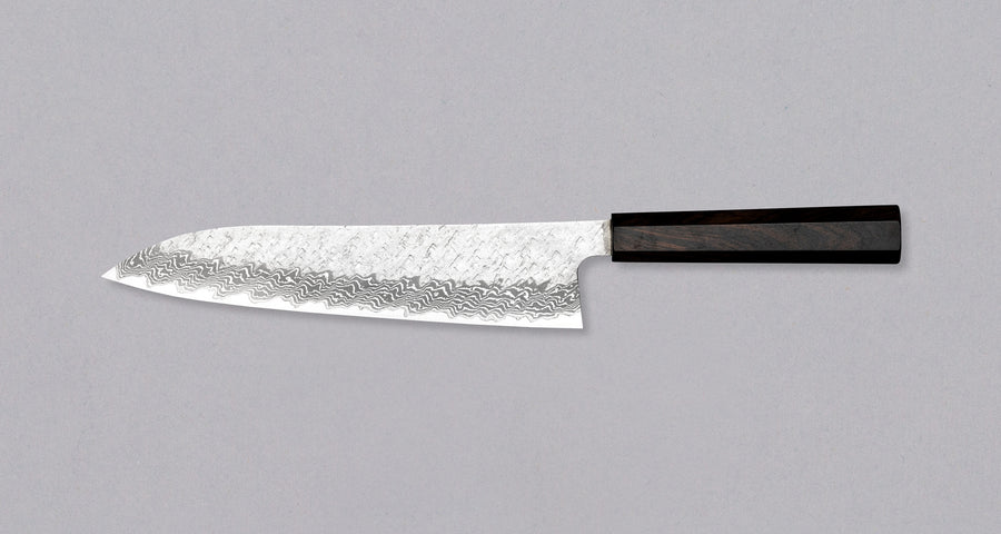 Nigara Gyuto VG-10 Damascus Tsuchime višenamjenski je japanski kuhinjski nož pogodan za pripremu mesa, ribe i povrća. Jezgra od nehrđajućeg čelika VG-10 garancija je za  dugotrajnu oštrinu i minimalno održavanje. Iznimne karakteristike i izgled noža nadopunjuje drška japanskog tipa (Wa), izrađena od luksuzne ebanovine.
